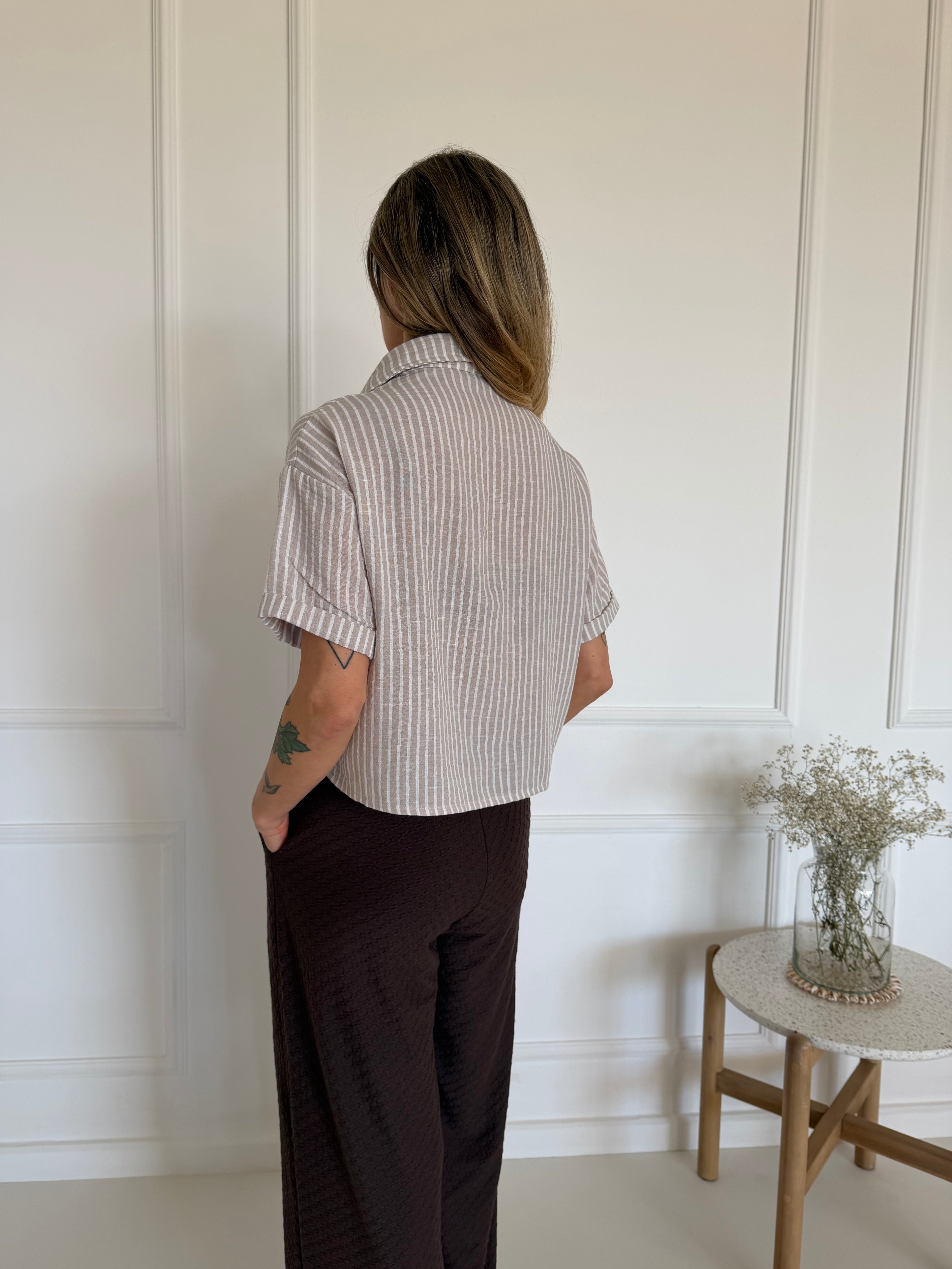 חולצה מכופתרת קרופ פסים מוקה