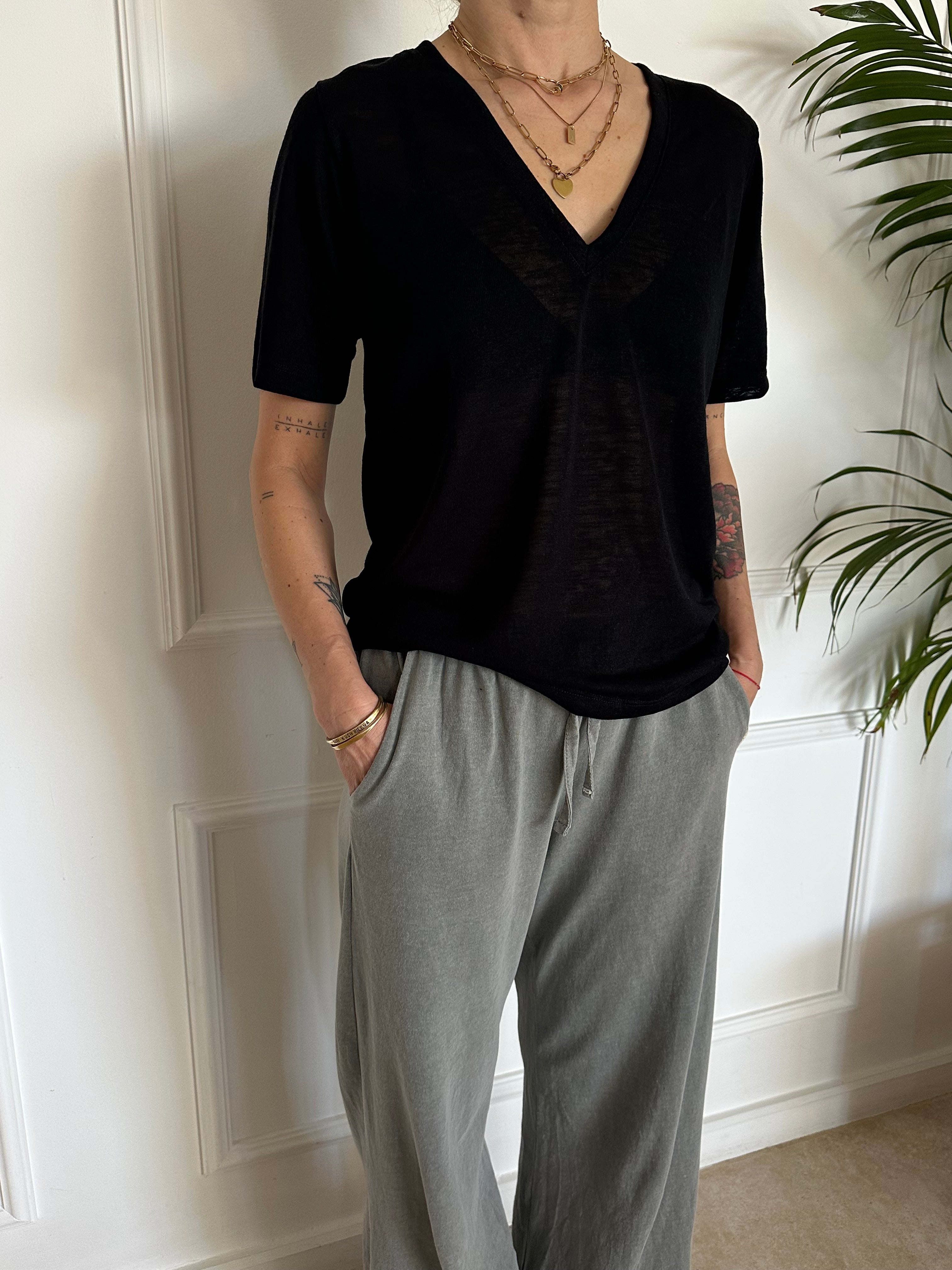 טי שירט עם מפתח וי שחורה