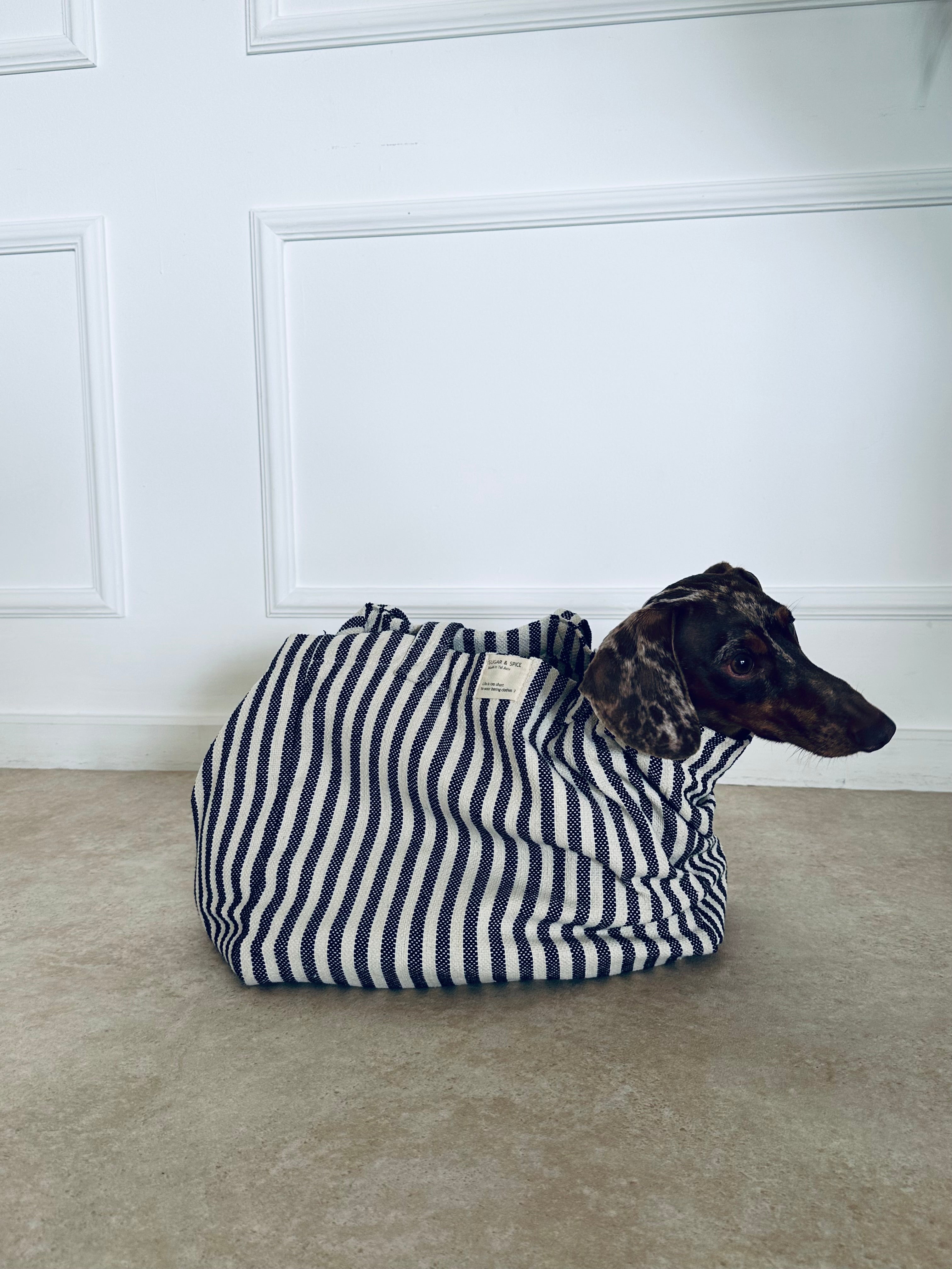 תיק פסים אפורים