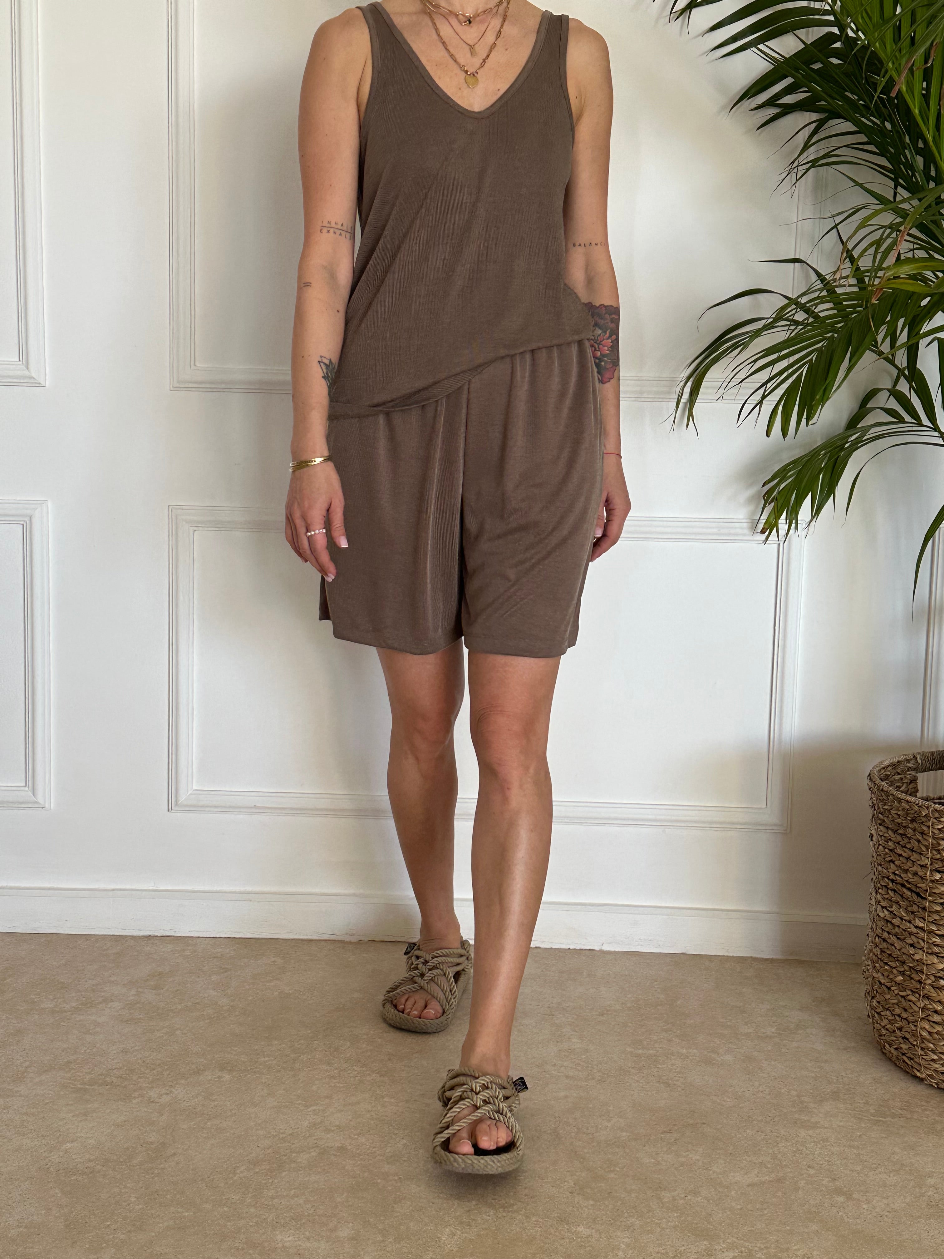 גופיית ניס חומה פסים דקים