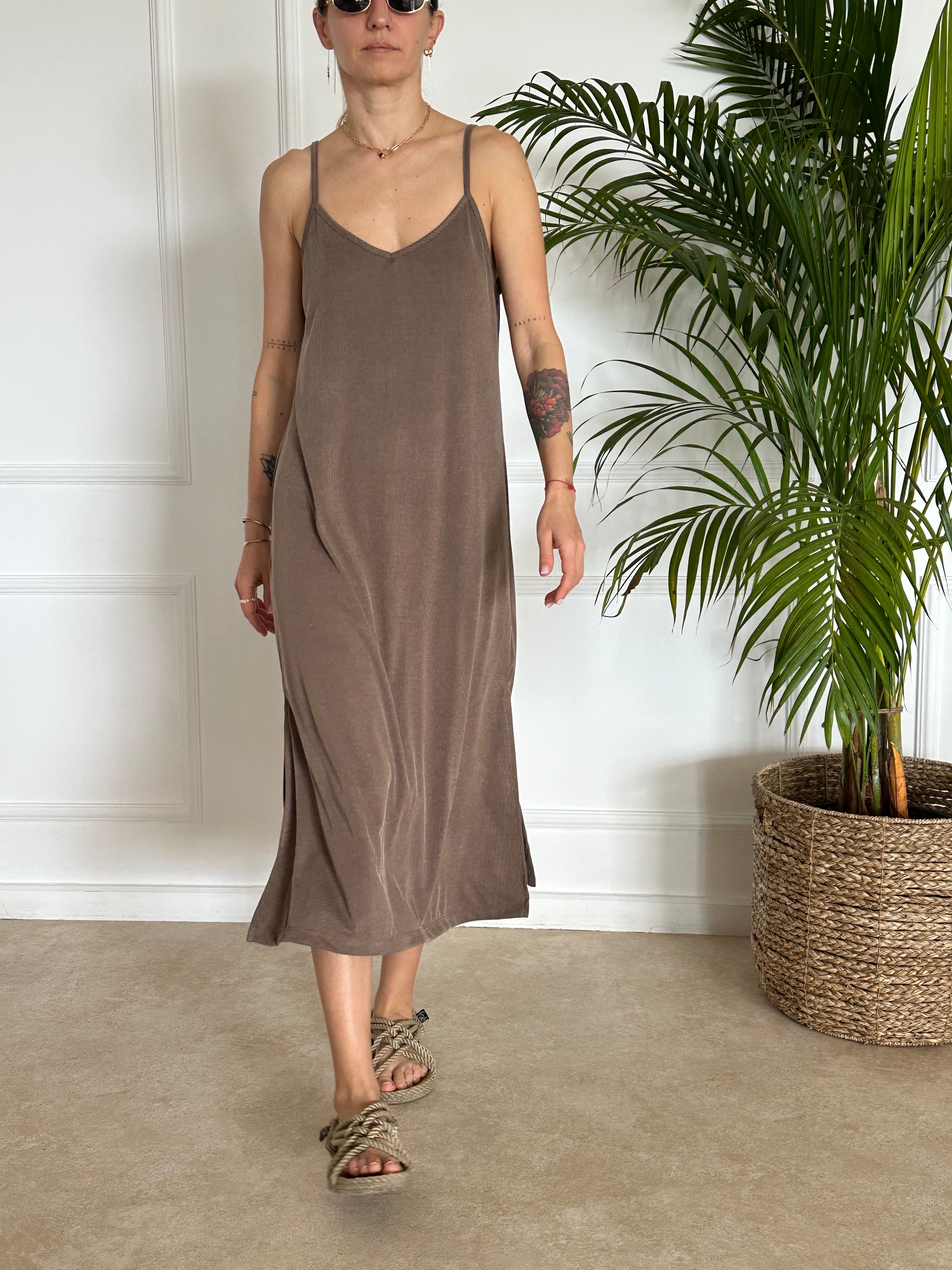 שמלת סופיה חומה