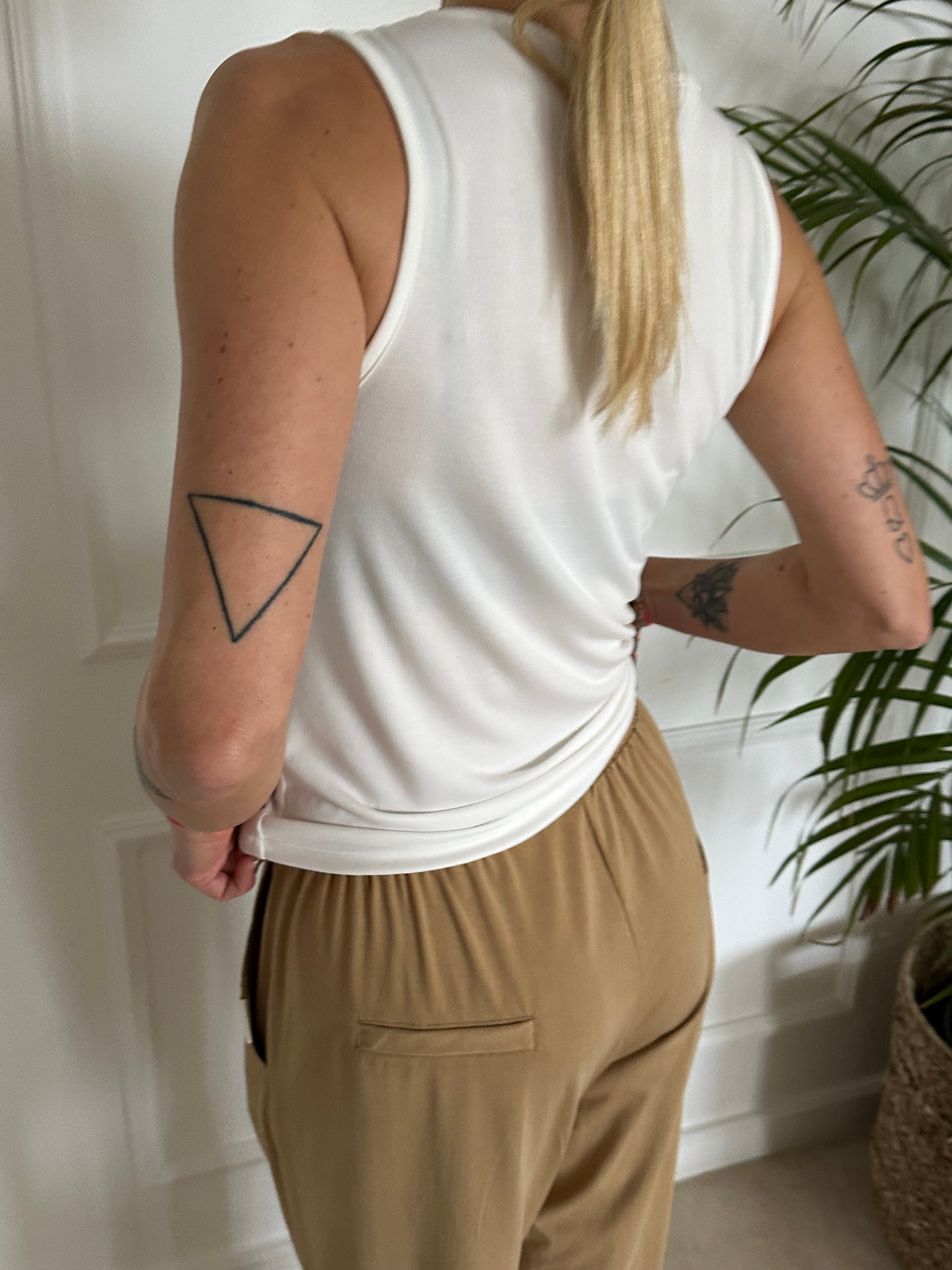 טופ כפתורים לבן פסים דקים