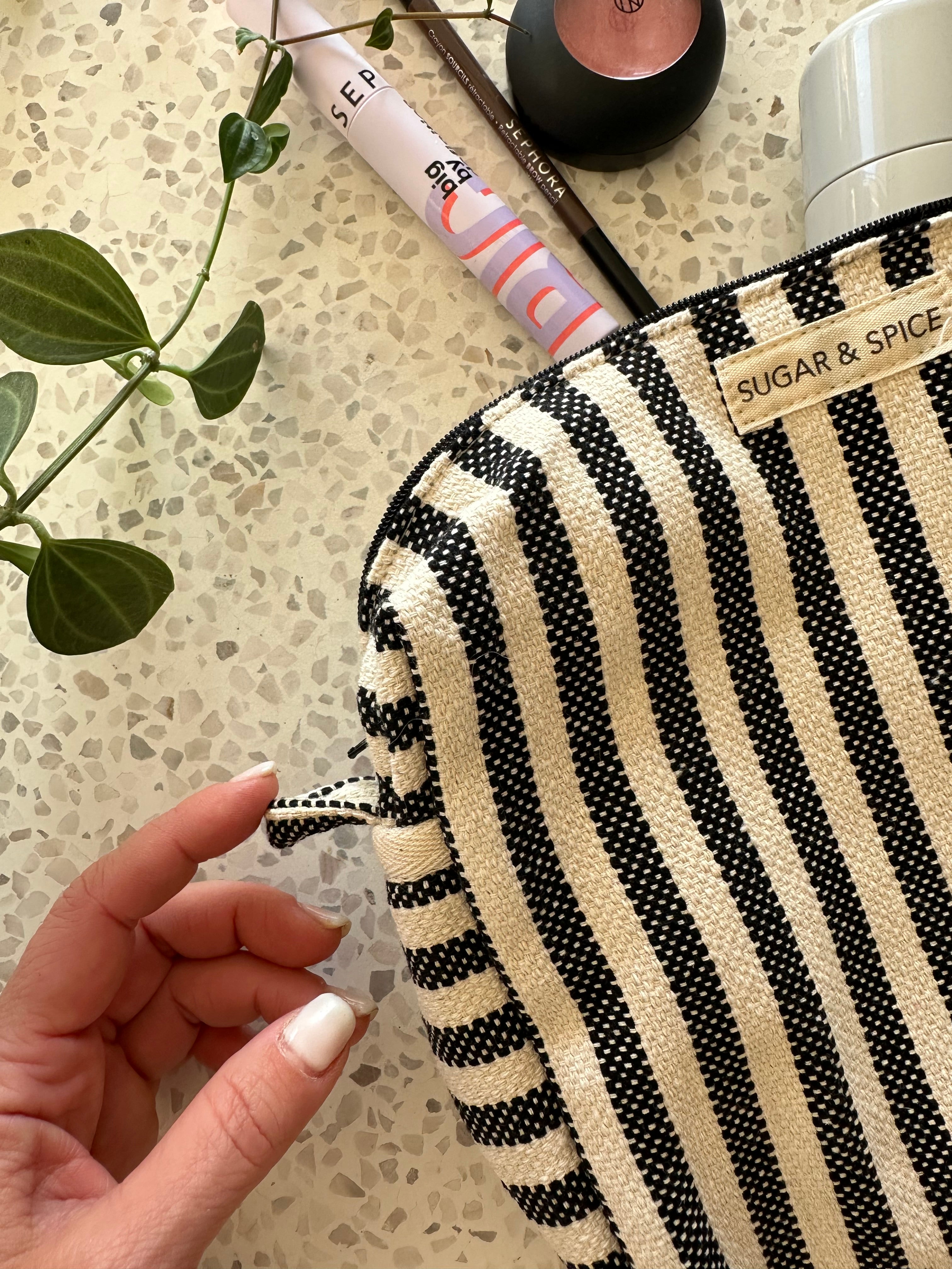 תיק איפור פסים אפורים