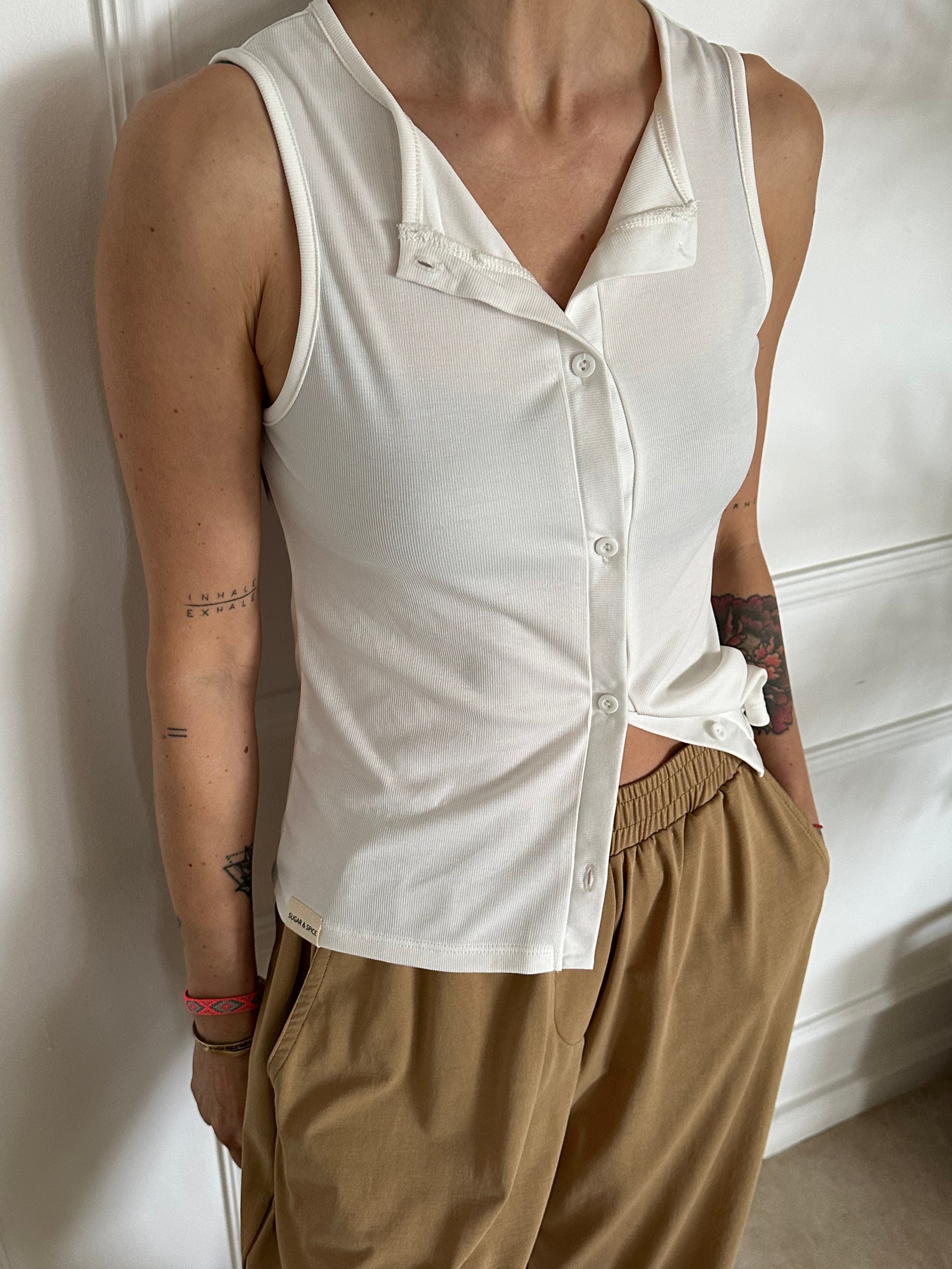 טופ כפתורים לבן פסים דקים