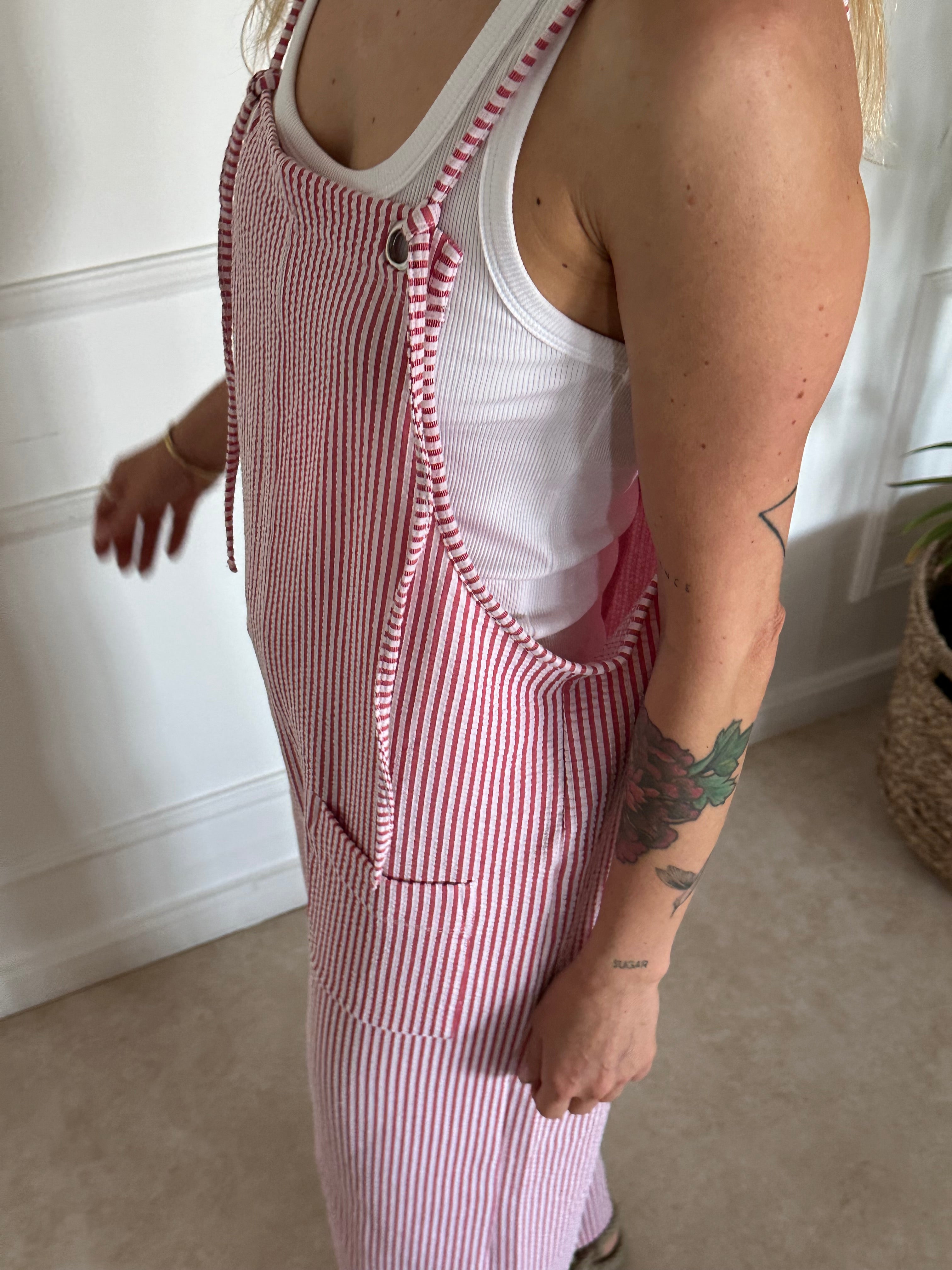 אוברול פסים אדומים