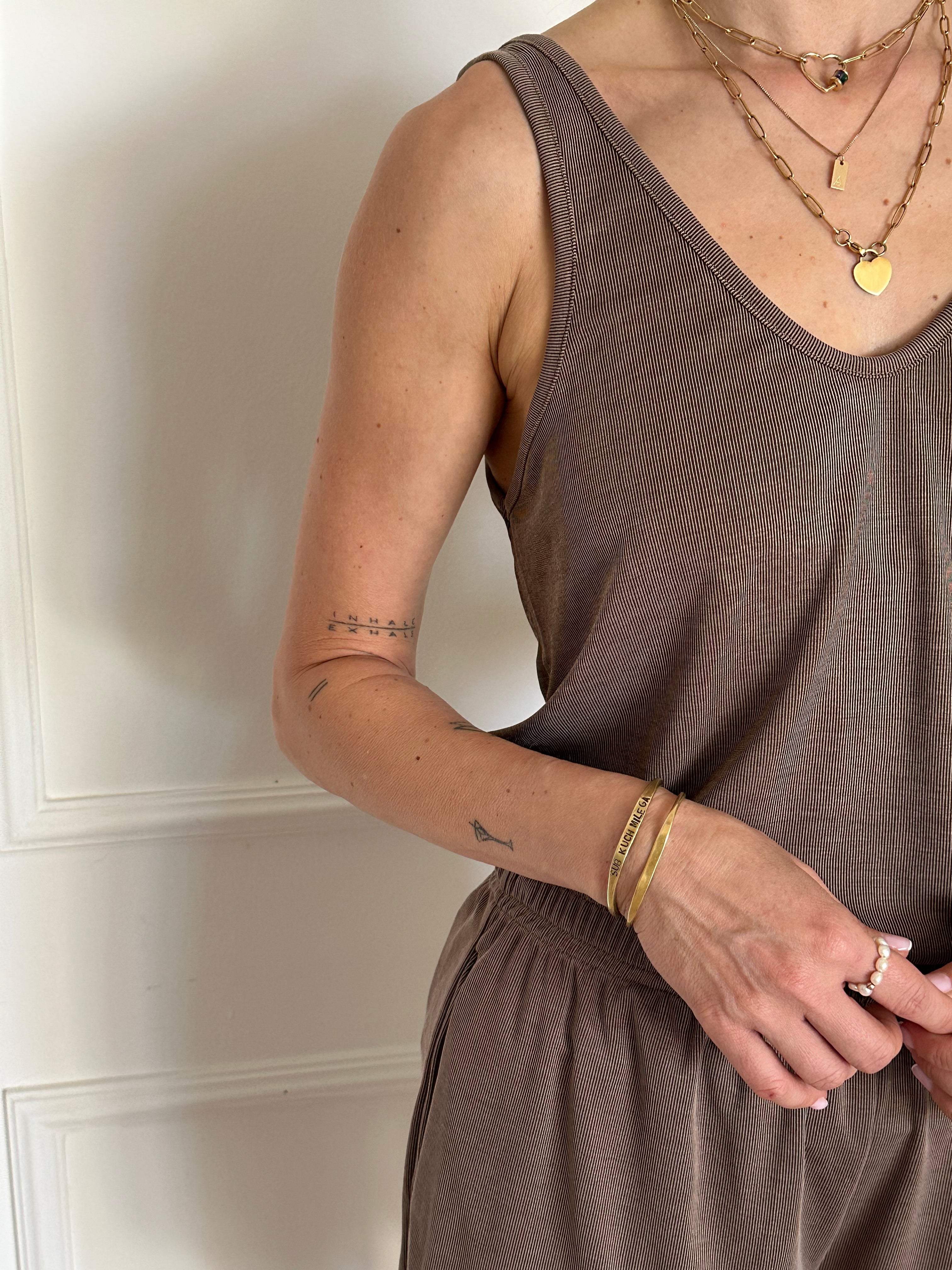 גופיית ניס חומה פסים דקים