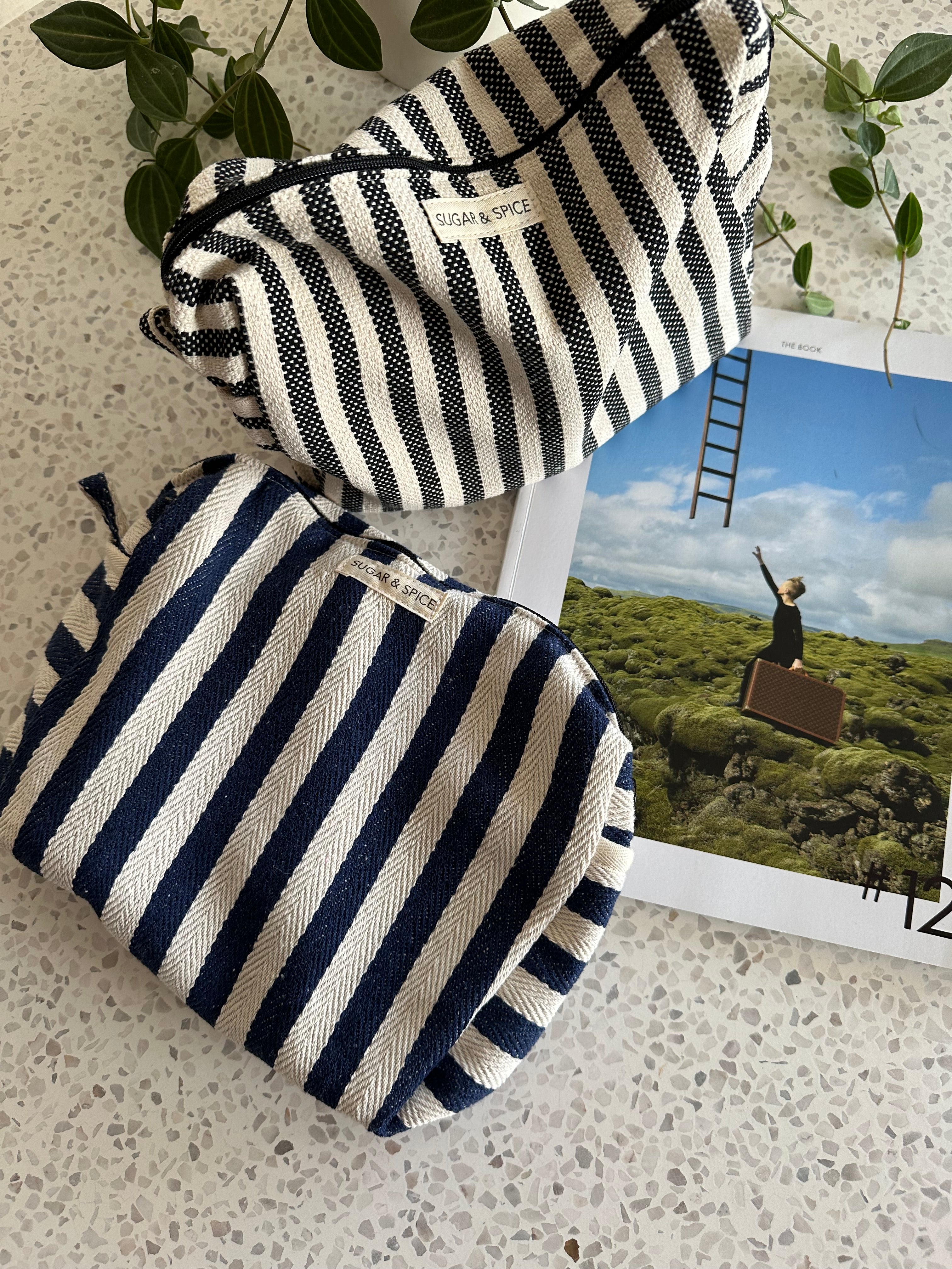 תיק איפור פסים אפורים