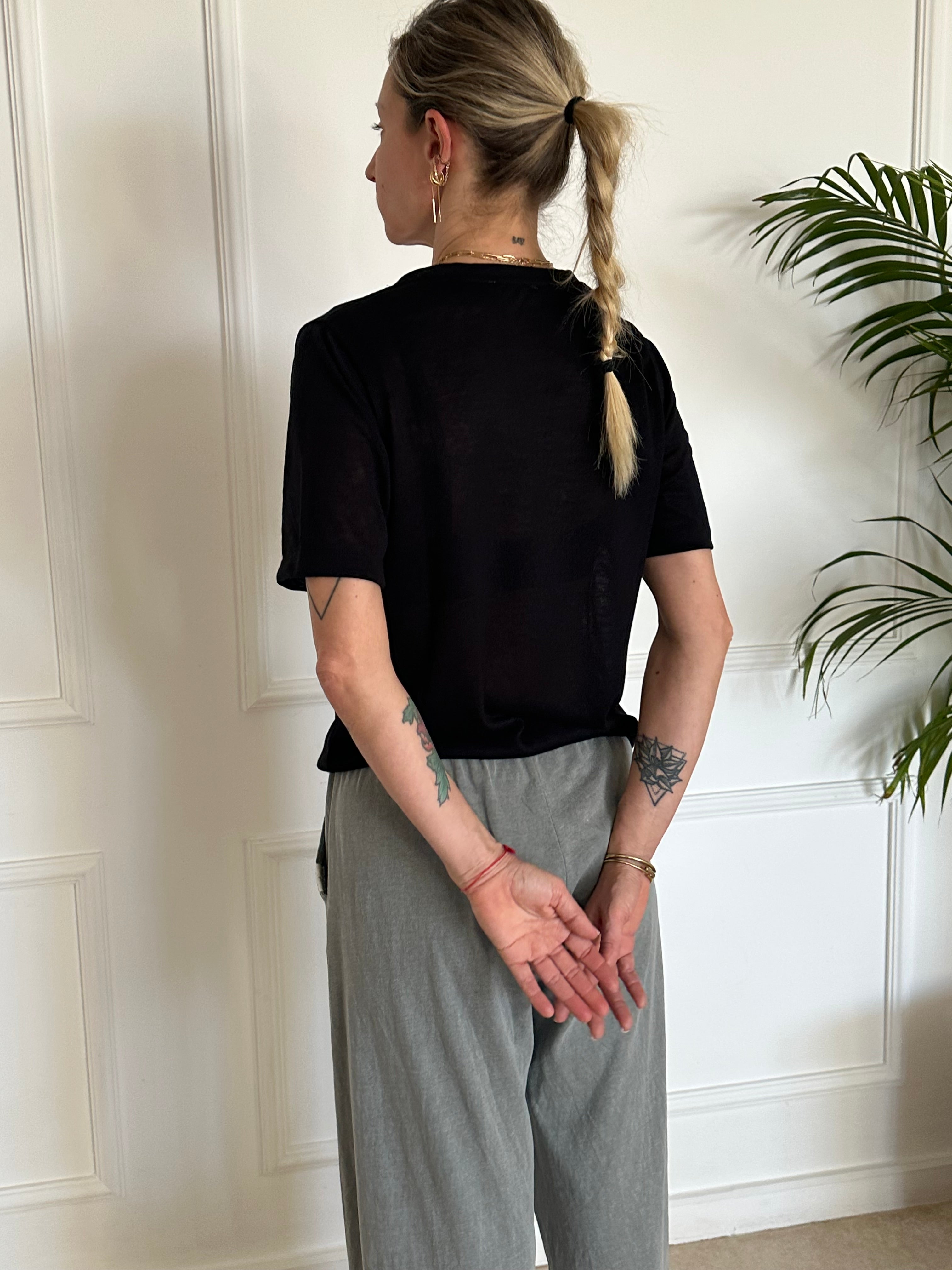 טי שירט עם מפתח וי שחורה