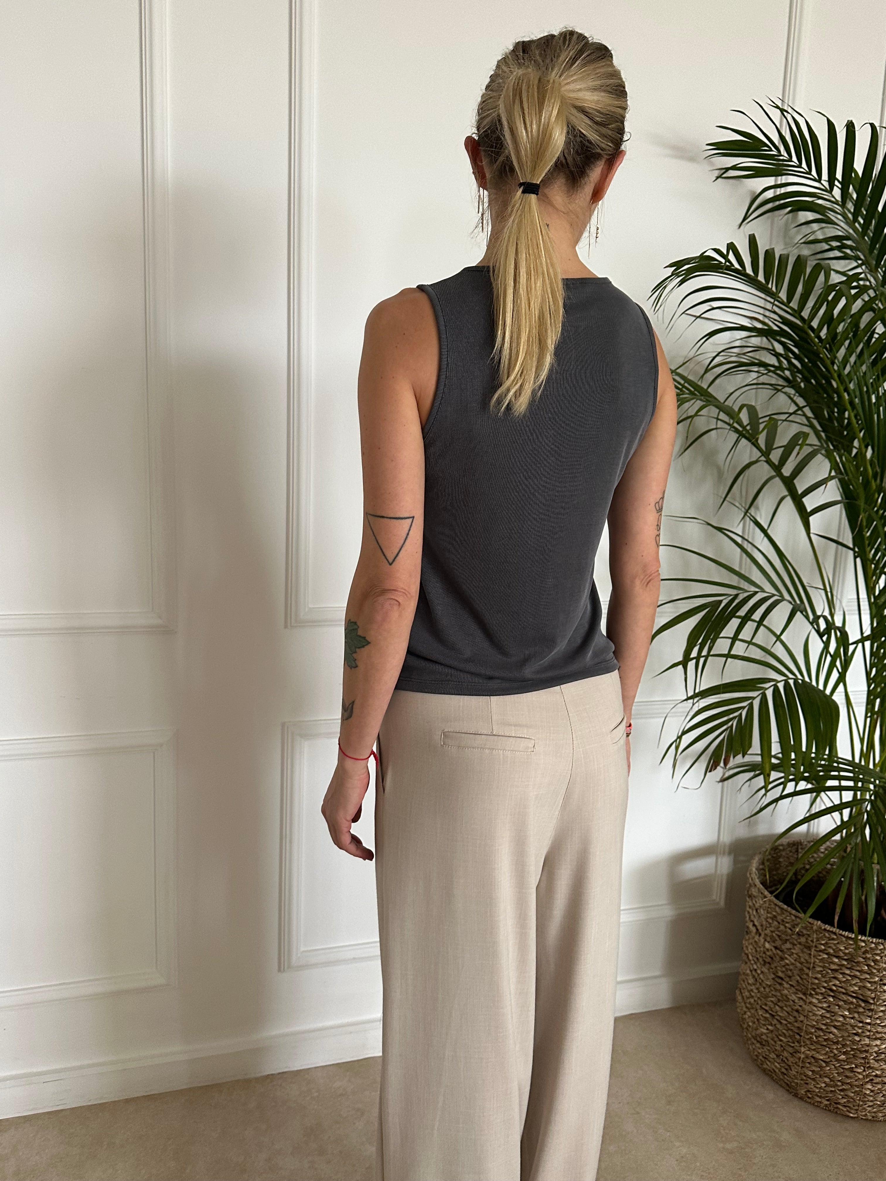 טופ כפתורים אפור פסים דקים