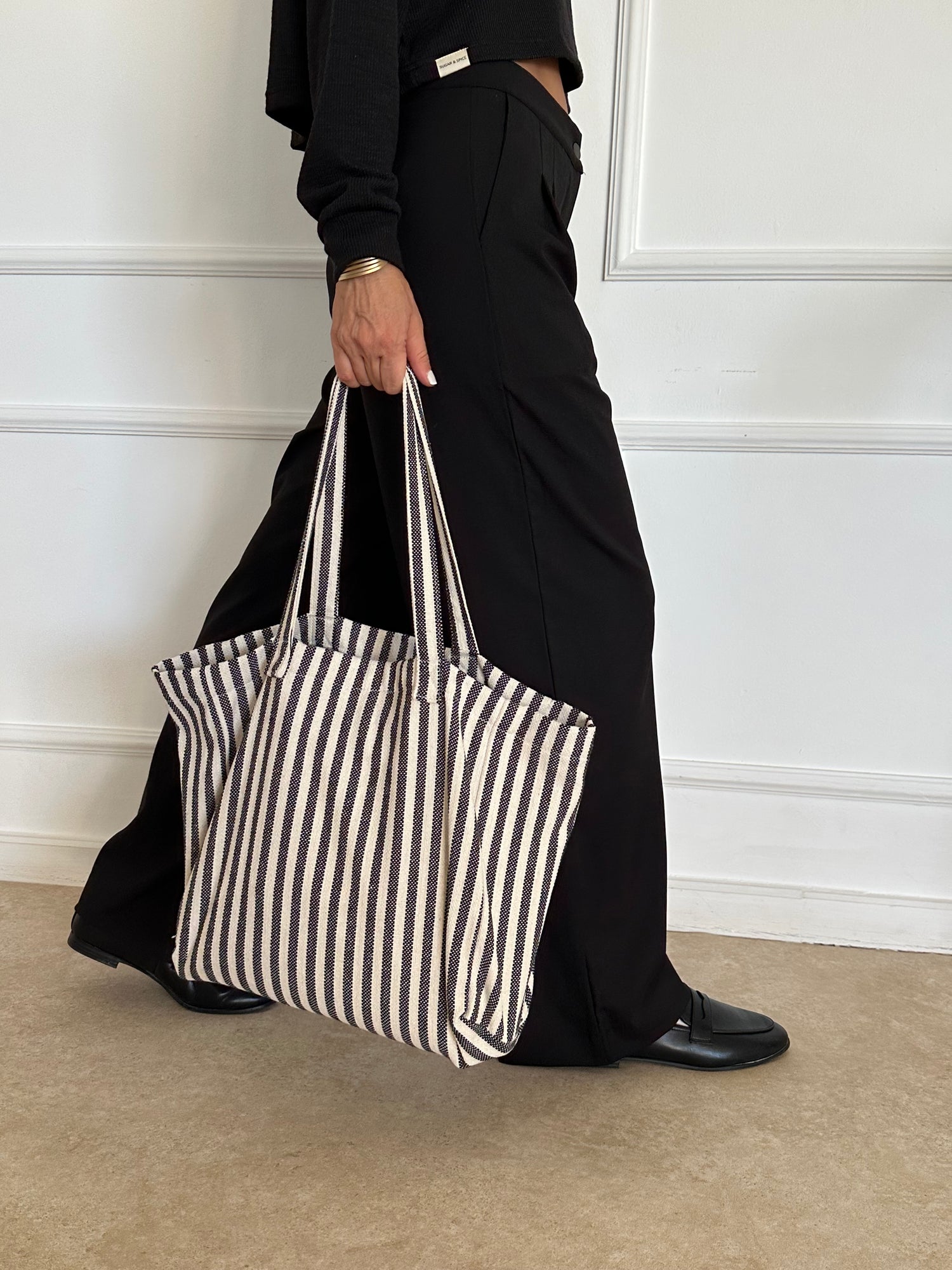 תיק פסים אפורים