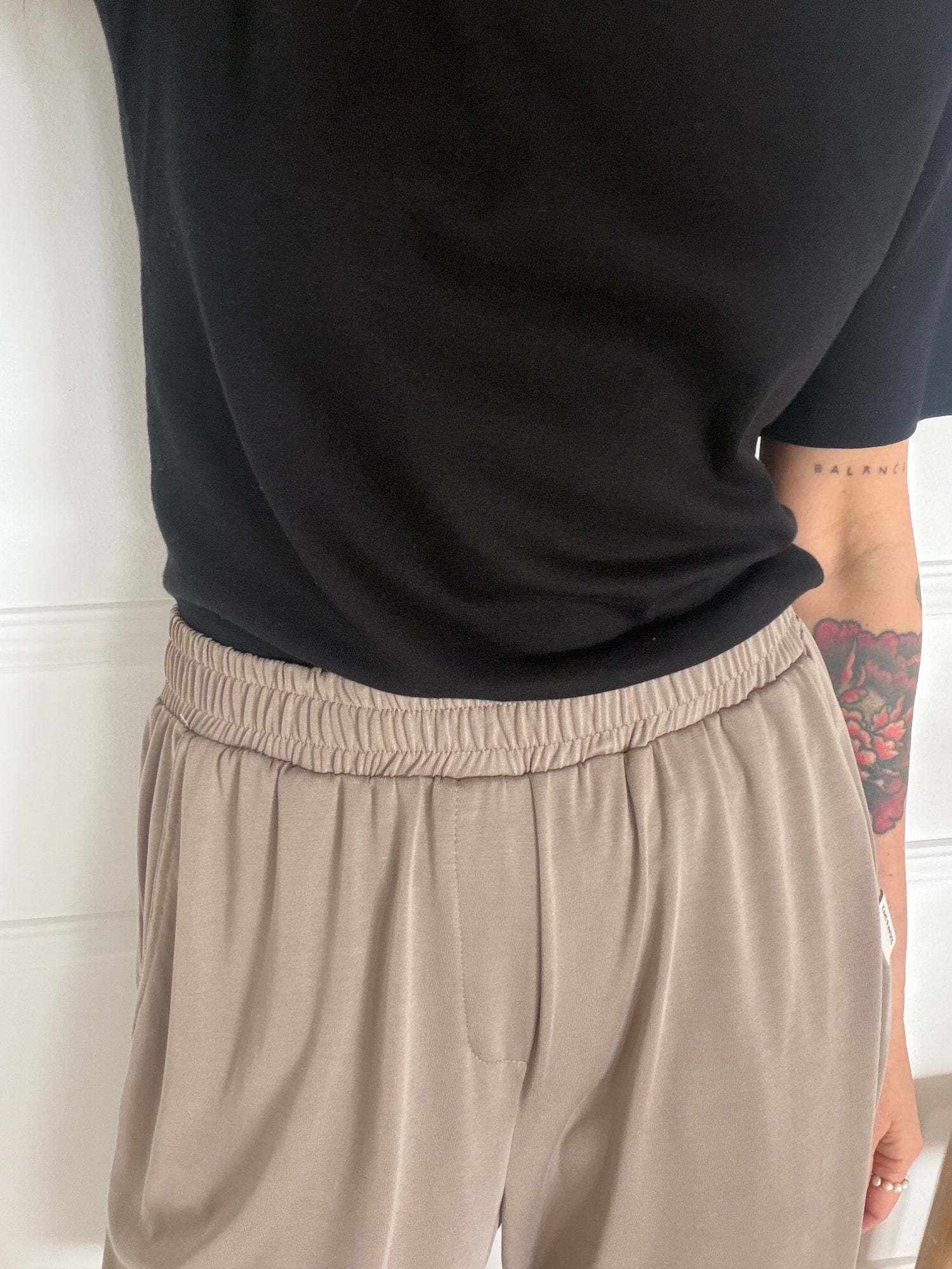 מכנסי ברמודה NINA אבן