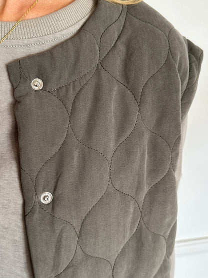 אפודת קויילטים olive