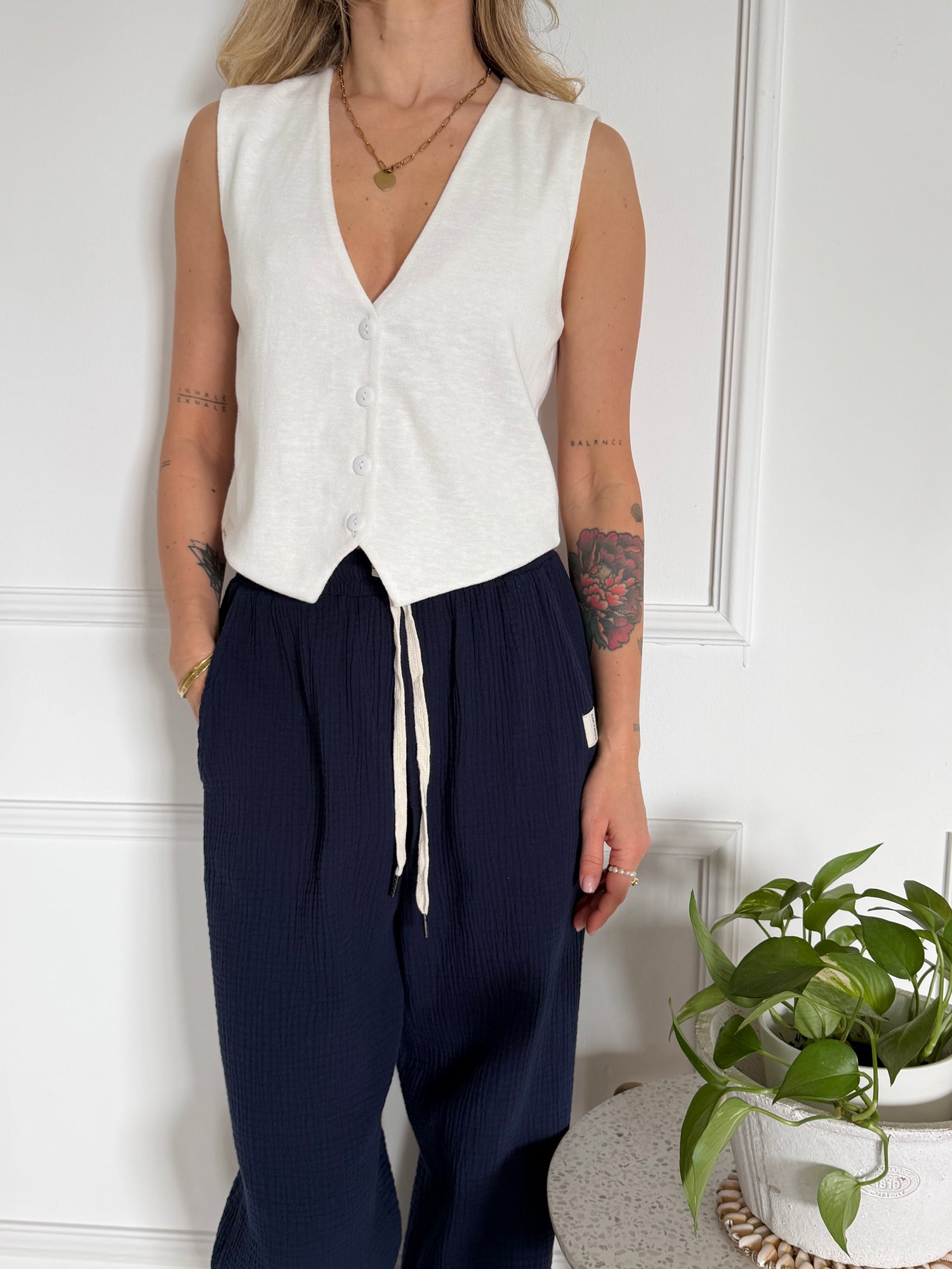 ווסט כפתורים לבן