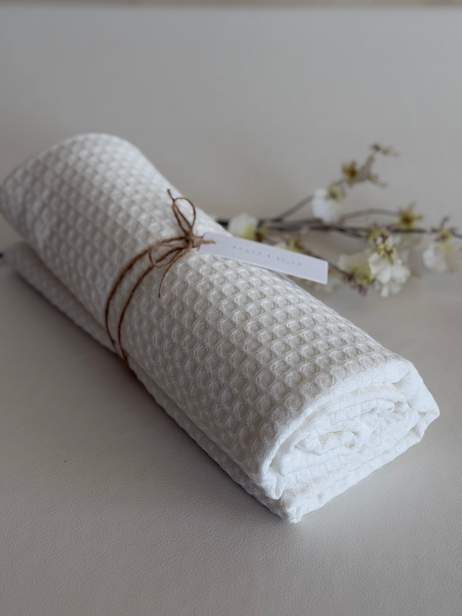 מארז 3 שמיכות SHAVASANA -לבנה + אופוויט + חומה