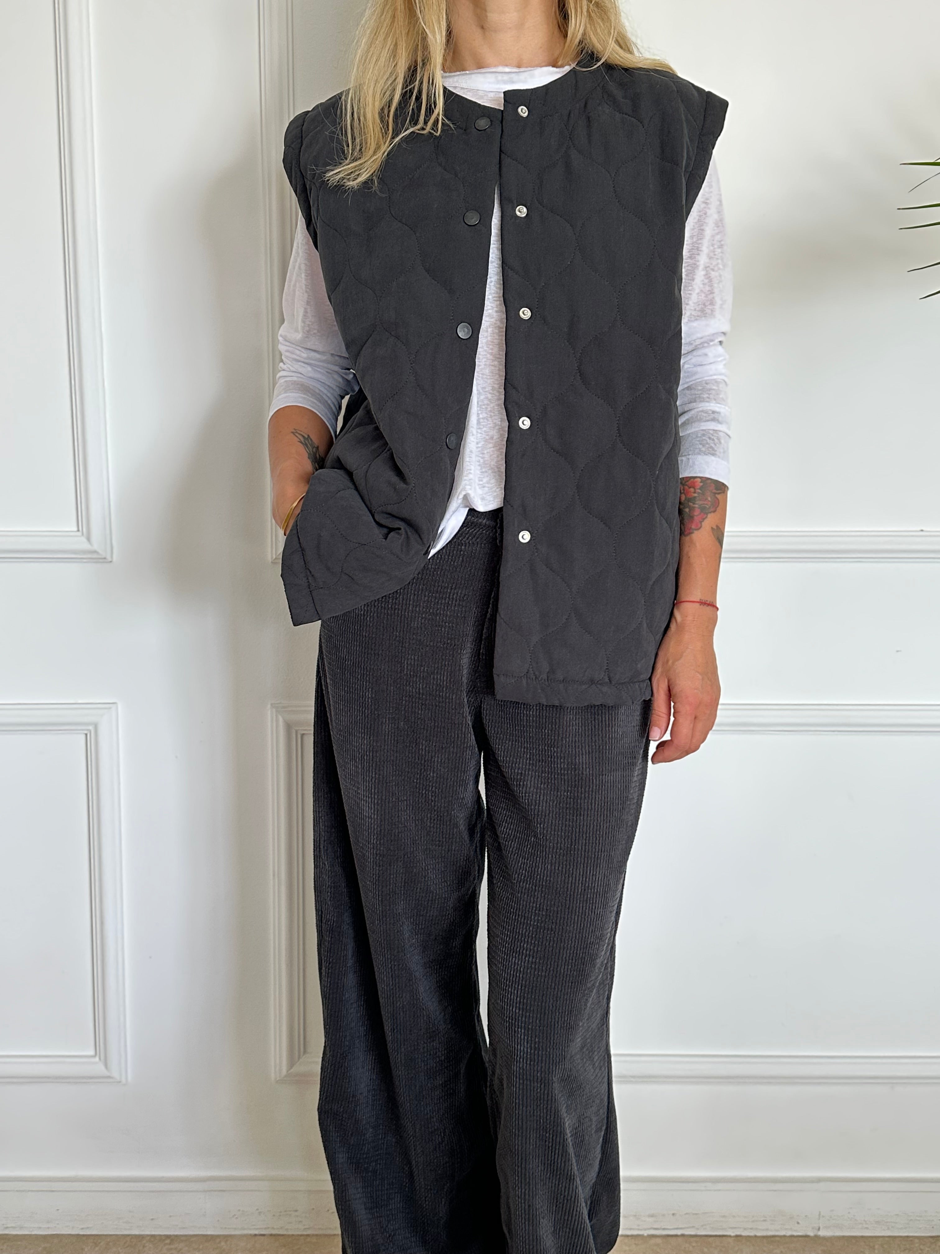 אפודת קויילטים שחורה