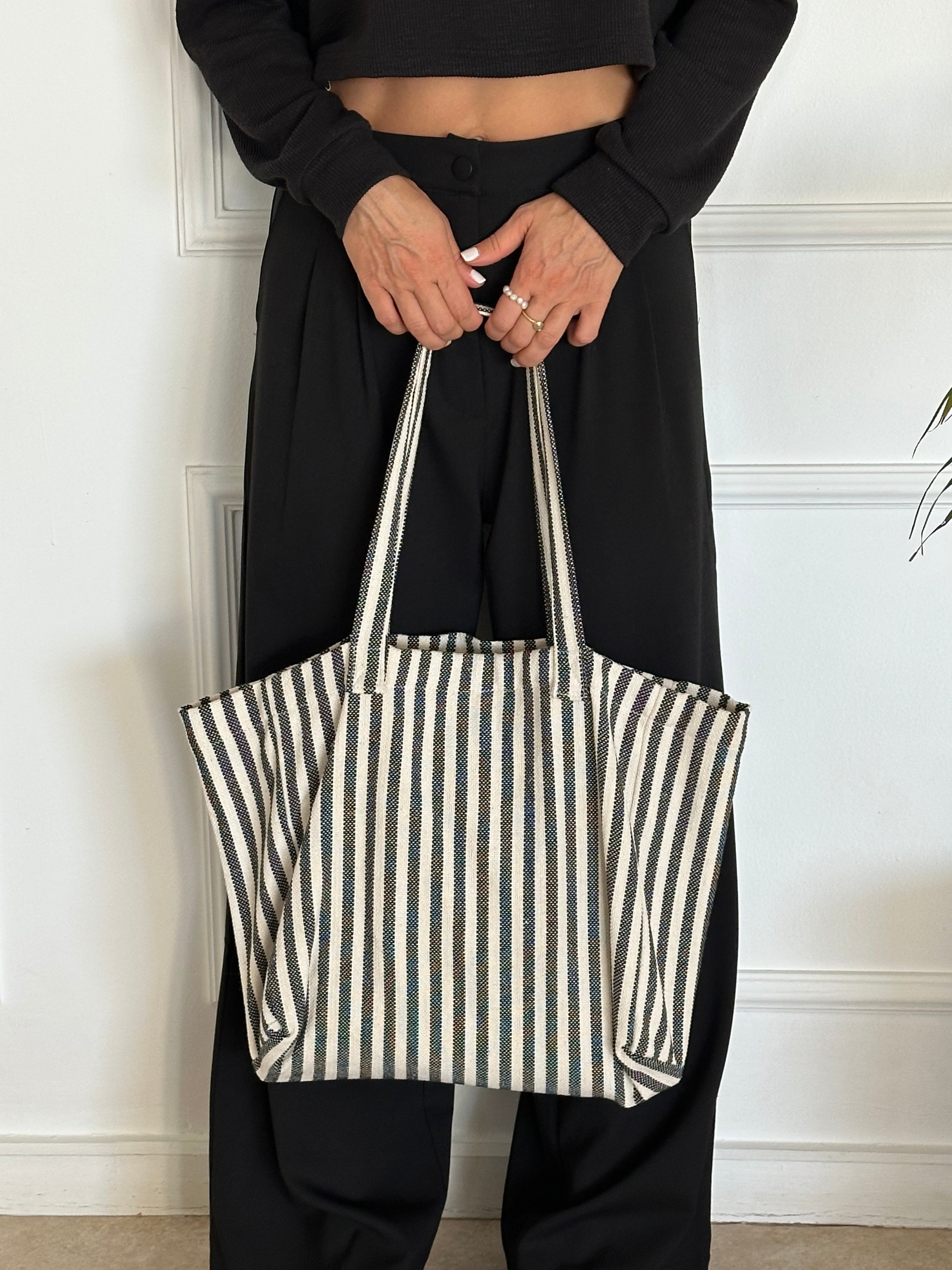 תיק פסים אפורים