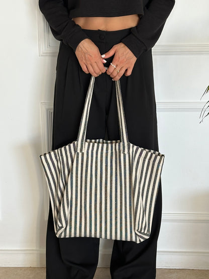 תיק פסים אפורים