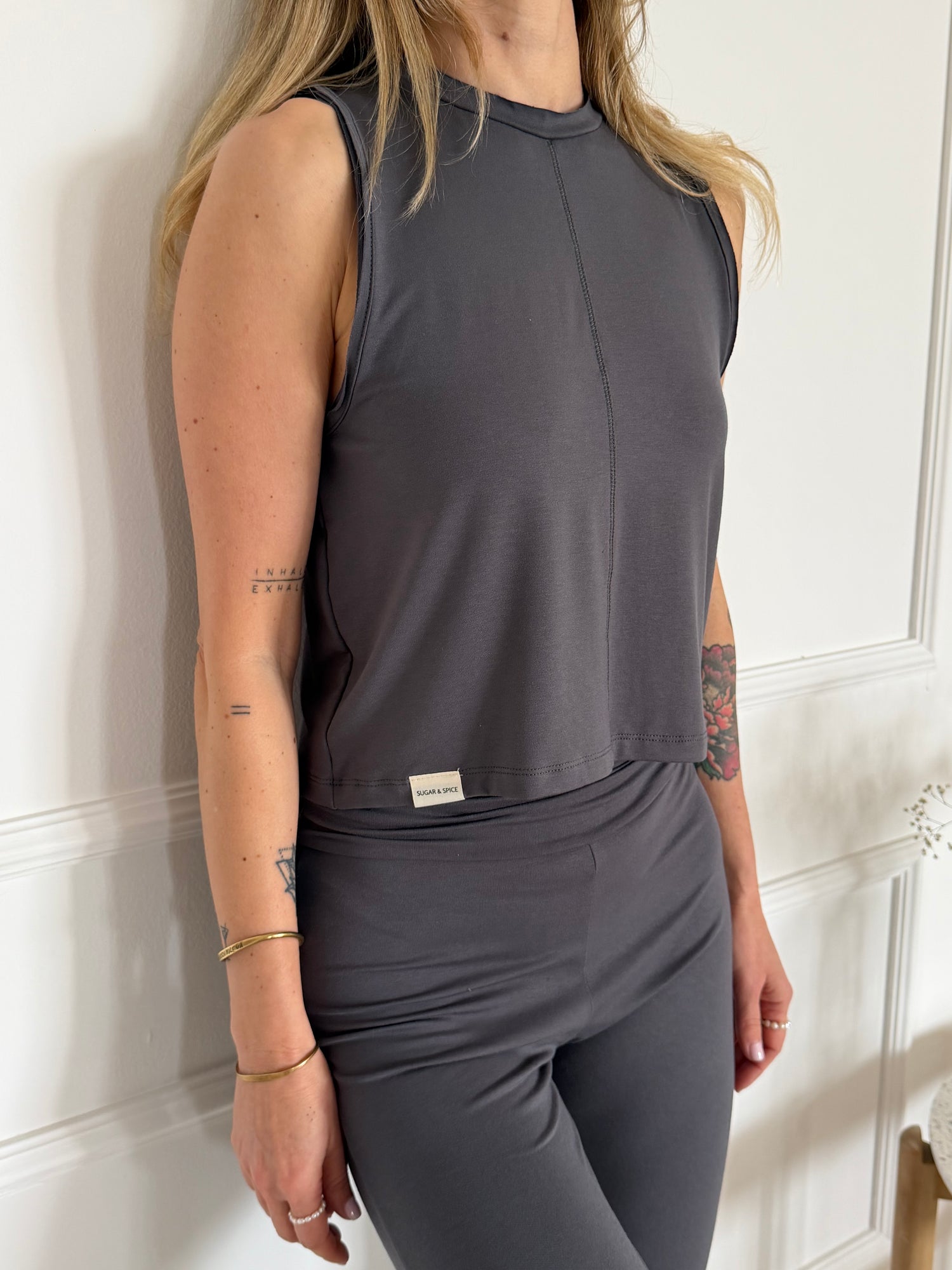 מארז 2 גופיית יוגה -חומה + אפורה