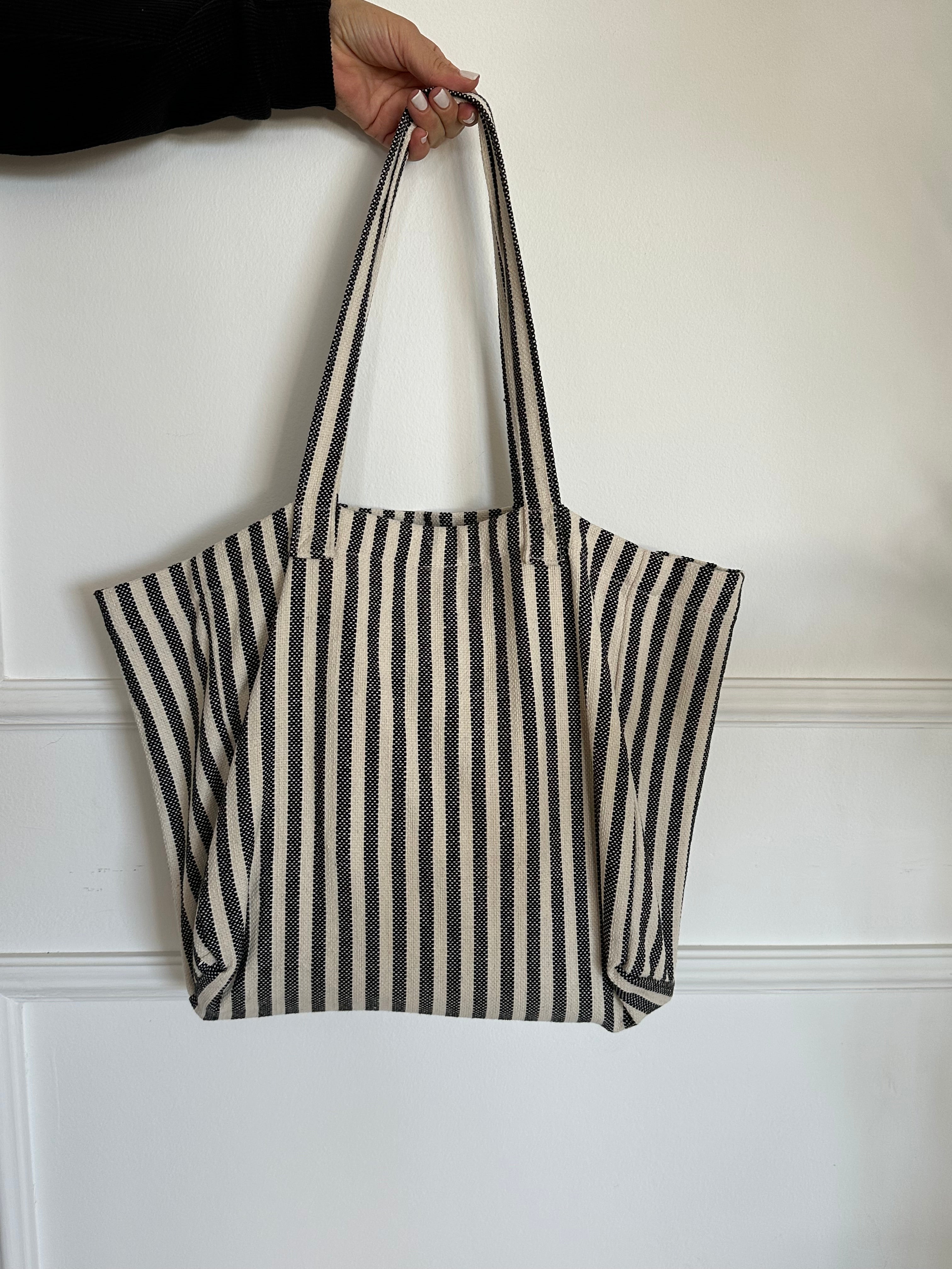 תיק פסים אפורים