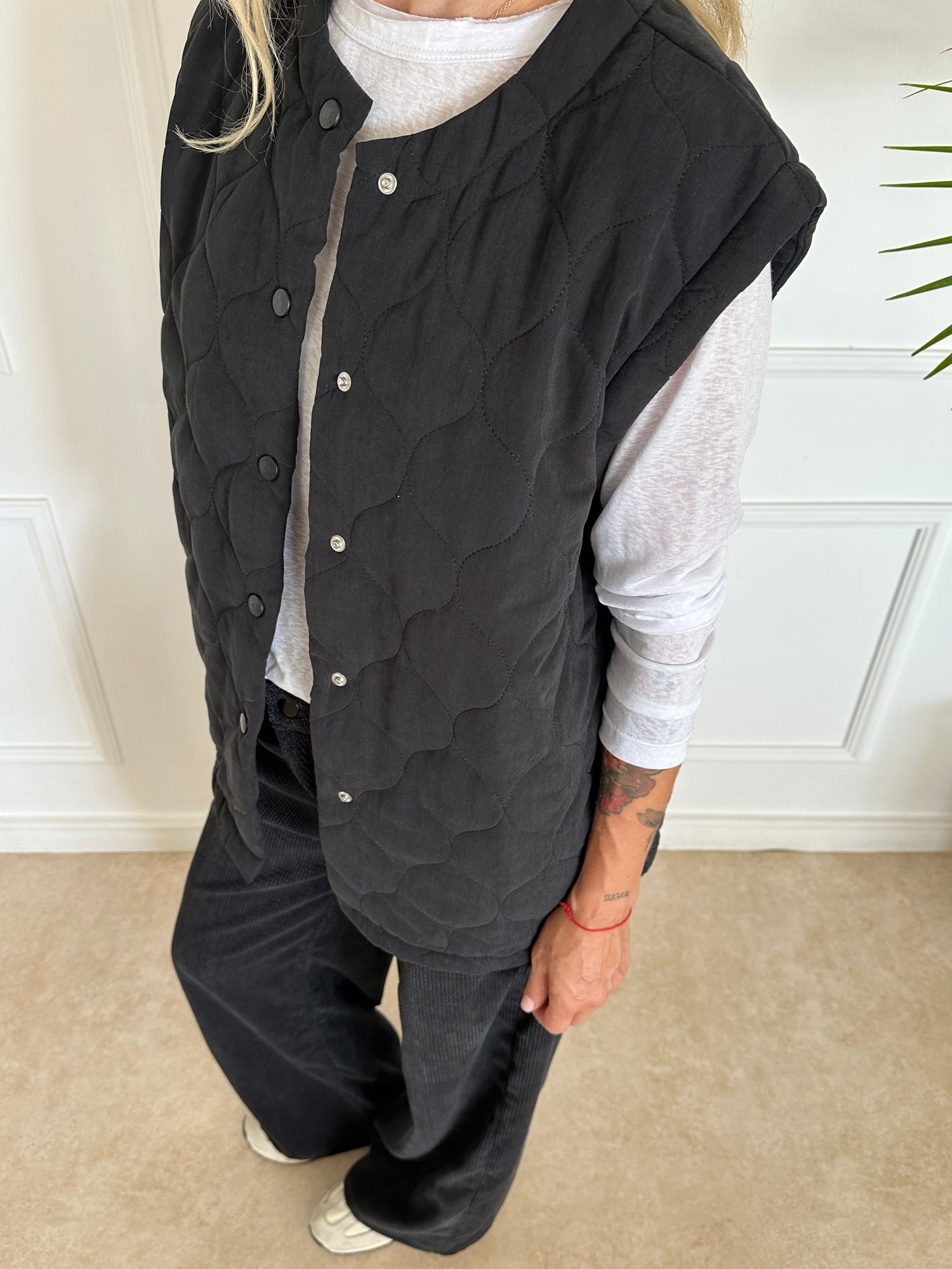 אפודת קויילטים שחורה