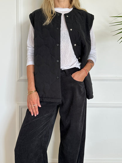 אפודת קויילטים שחורה