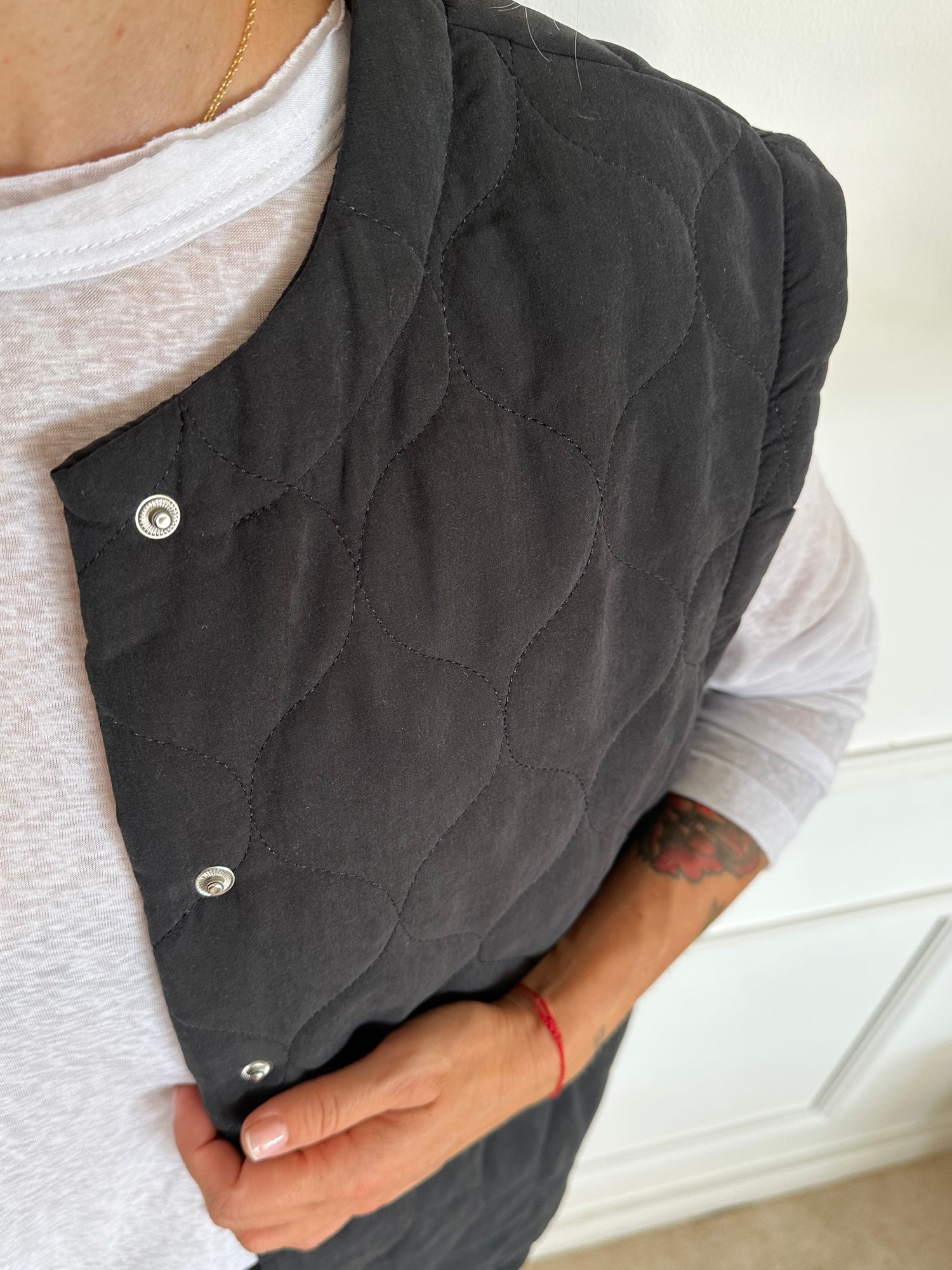 אפודת קויילטים שחורה