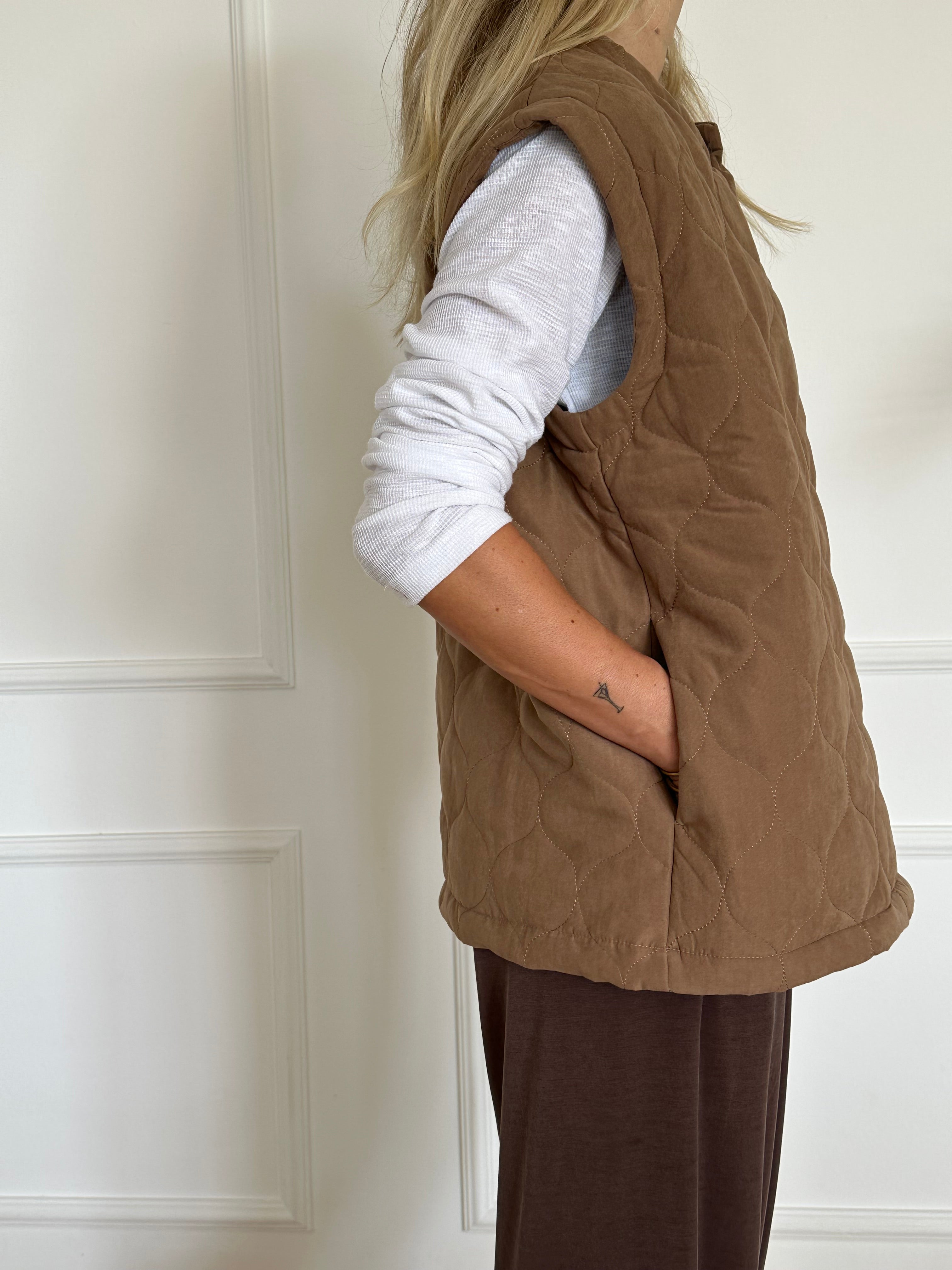 אפודת קויילטים קרמל